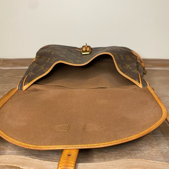 LOUIS VUITTON Saumur 35 Monogram Messenger Shoulder Bag - Picture 8 of 12